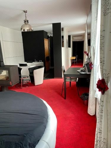 Salon Boyer Suite with Hot Tub