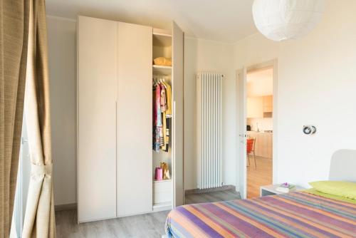 带阳台的两卧室公寓