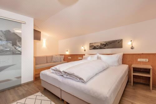 带阳台的两卧室公寓