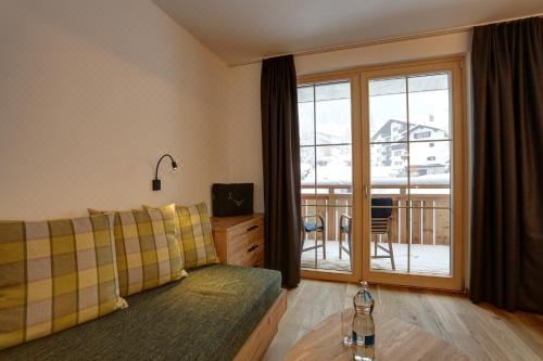 带阳台的三人房