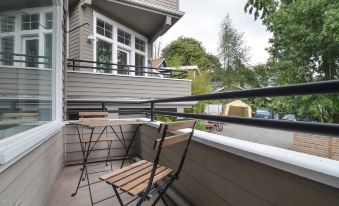 Seattle Vacation Home: the Gallery