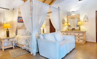Los Lagos 19- Golf and Lake View 5-Bedroom Villa