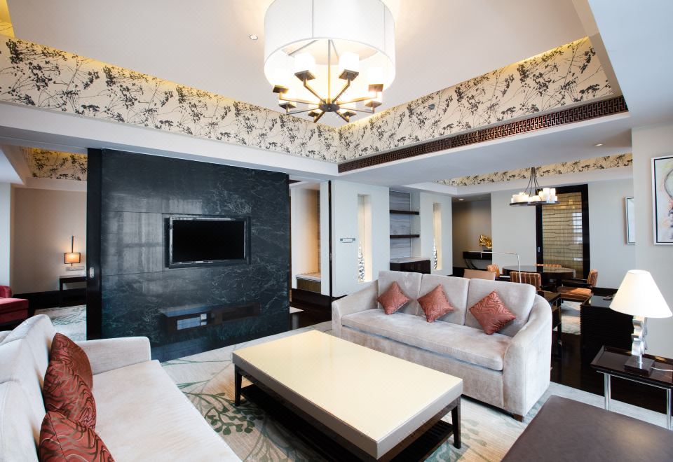 Crowne Plaza HefeiSuite - 1-Bedroom (Living Room)