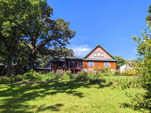 Cozy Lakefront Log Home. Hot Tub, Kayak, Yard Toys, Game Room. Pontoon for Rent.