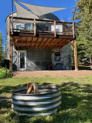 Grain Bin House in the Heart of Philipsburg Hotels in 