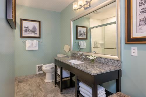 Bar Harbor Inn and Spa Queen Room With Two Queen Beds And Ocean View