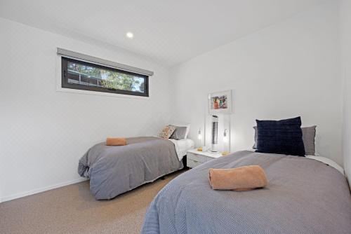 Tanderra - Pool - Sleeps 12 Six-Bedroom House