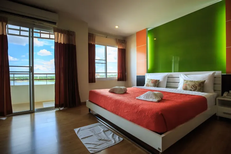 ห้องดีลักซ์ เตียงใหญ่ 1 เตียง