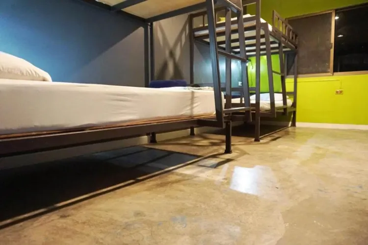 ห้องพักรวม, ผู้ชายเท่านั้น