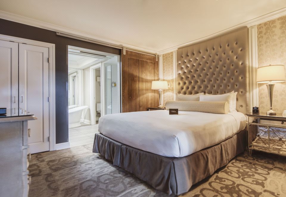 套房， 1 张特大床和 1 张梳化床， 庭院