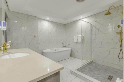 Summit Della Suite Deluxe Queen Room