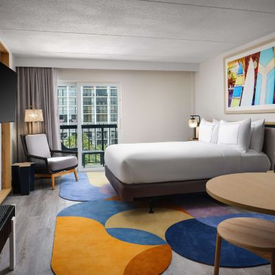 帶1張大床、陽台和無障礙淋浴的客房 - 行動/聽力無障礙 佛羅里達可可比奇海灘-海濱希爾頓花園酒店優惠