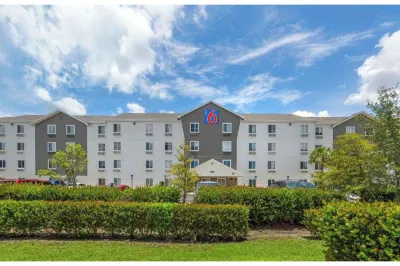 Motel 6 Suites 邁爾斯堡, FL 住宿飯店