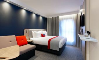 Holiday Inn Express Royal Docks, an IHG Hotel - Housity