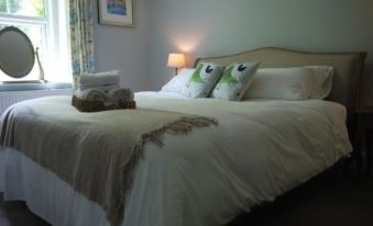 Three Ivy Cross - Housity