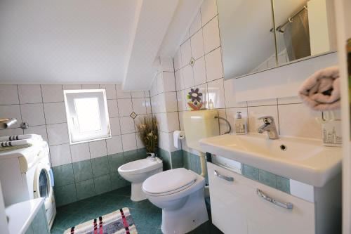 带露台的两卧室豪华海景公寓