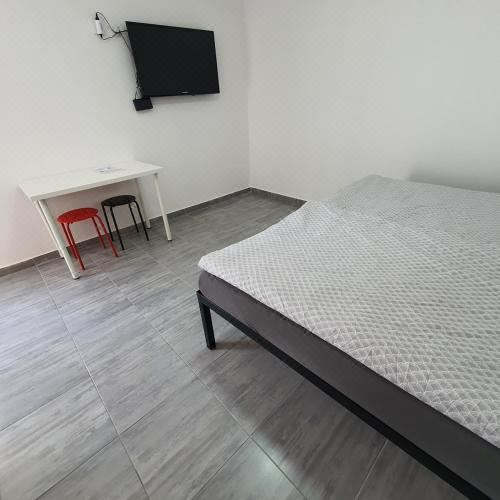 Budget Apartment LeLo Center 4 One-Bedroom Apartment