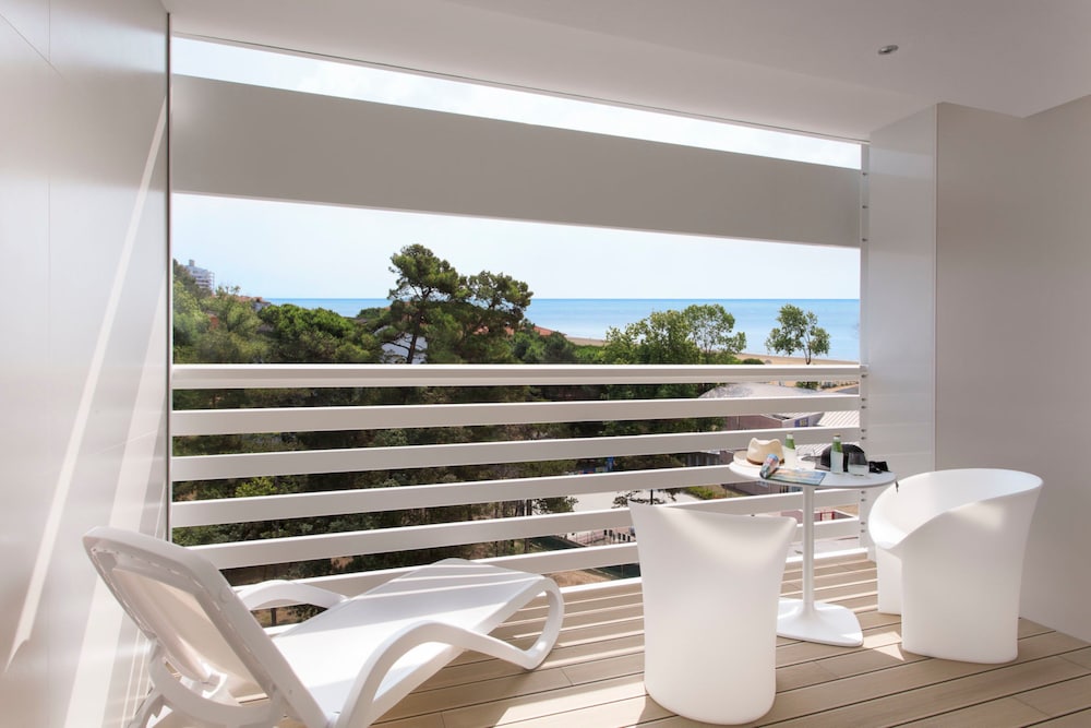 享有部分海景的高级三人间