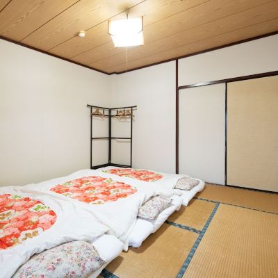 Japanese Room with Shared Washroom - Triple, Non Smoking
