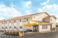 Super 8 by Wyndham Moberly MO Hotele w: 