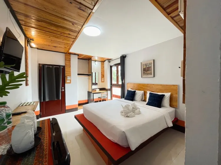 ห้องนอนเตียงคิงไซส์พร้อมหน้าต่าง