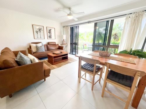 带阳台和海景的两卧室公寓