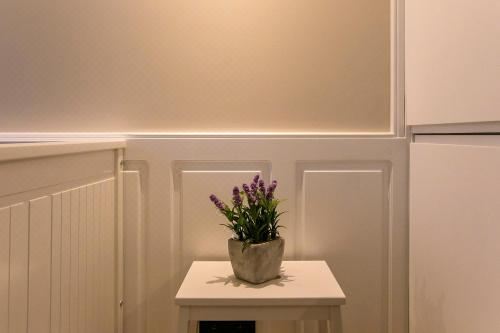 Oldtown Studio One-Bedroom Apartment