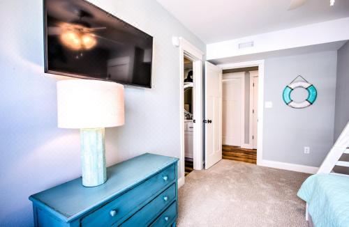 4056 - Tight Lines Tan Lines Holiday Home