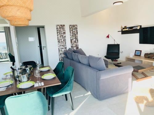 带露台的两卧室豪华海景公寓