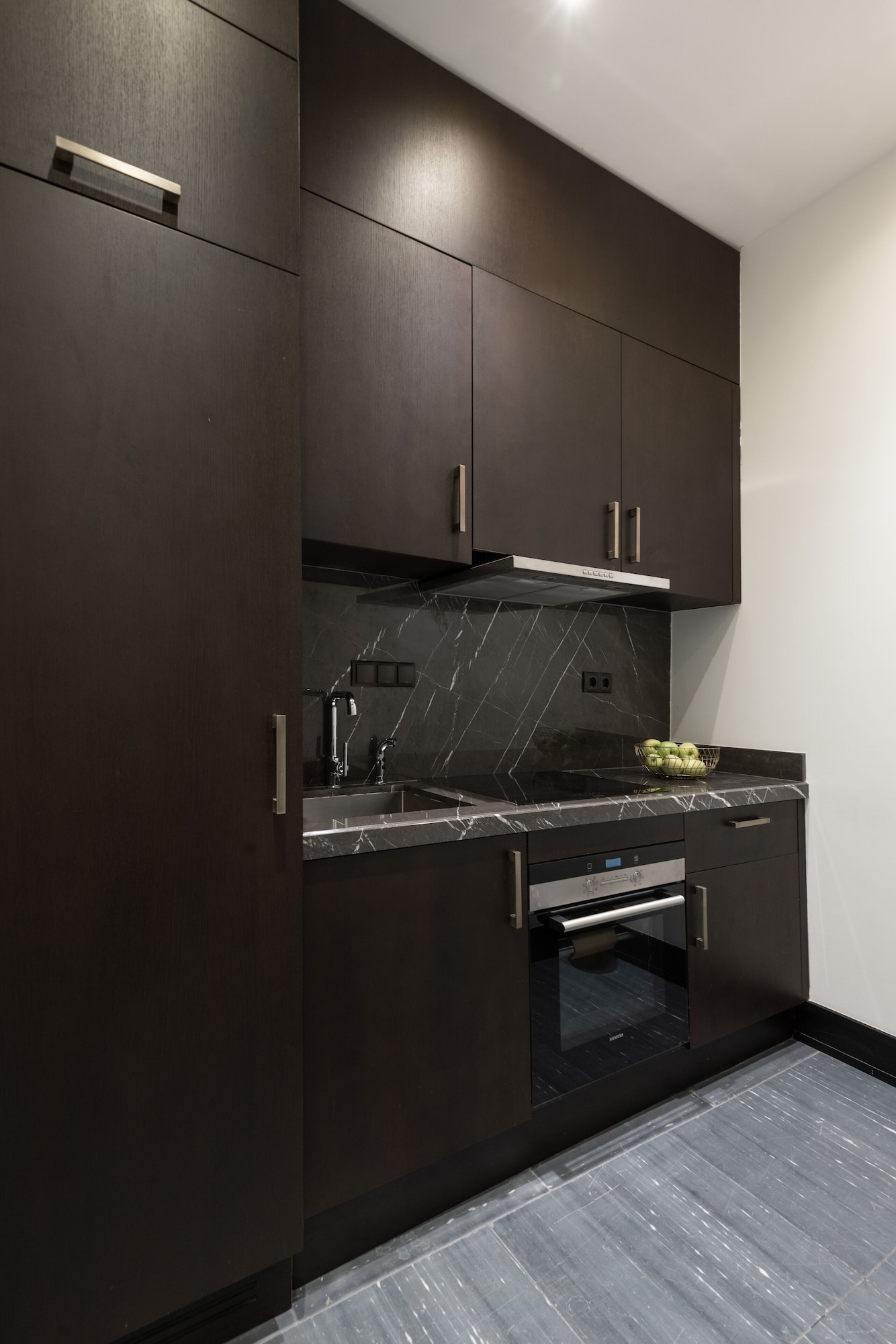 瑞吉套房，一卧室较大套房，1张特大床，河景