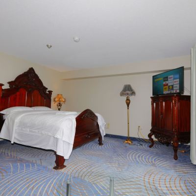 Classic Queen Room - Non-Smoking Fullerton Manor Inn Promo Code