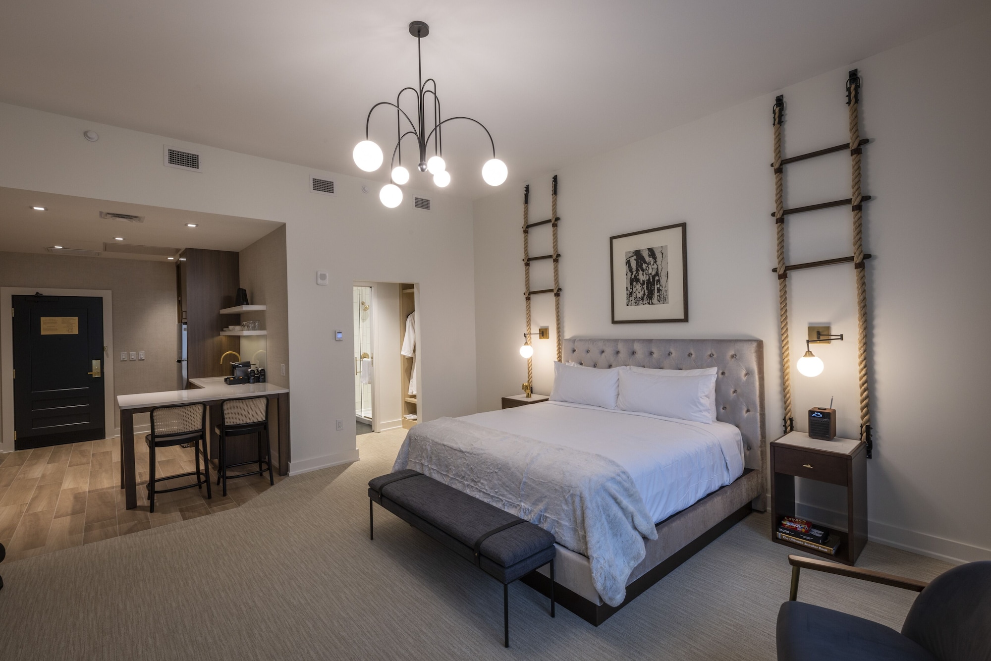 特色客房， 1 张特大床， 简易厨房