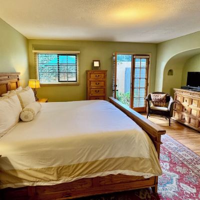 One-Bedroom Double Suite Blue Iguana Inn Promo Code