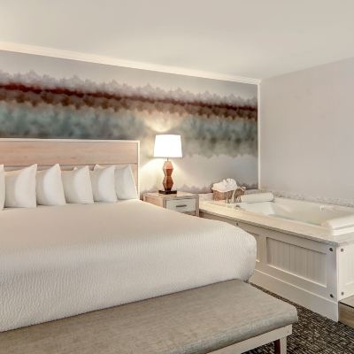 Admk Admirals King SPA Kitchen Suite (No Pets Allowed) Hallmark Resort - Newport Promo Code