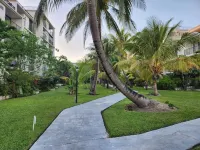 Charming beach front condo, Freeport ,Coral Beach, with AC/WiFi, salon/spa, pool