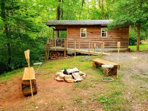 Lil' Log at Hearthstone Cabins and Camping - Pet Friendly One-Bedroom House