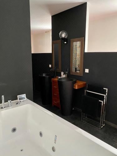 Salon Boyer Suite with Hot Tub