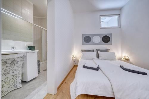 Homestwenty3 - Home Five One-Bedroom Apartment