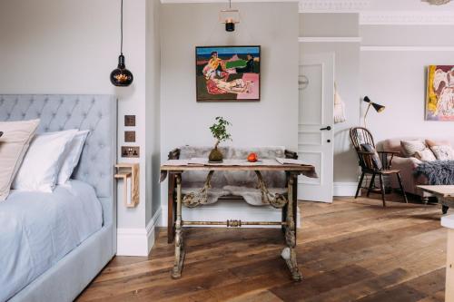 带阳台的小型套房