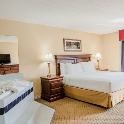 Hotel - Premier King with Fireplace, Hot Tub, Sleeper Sofa, River View