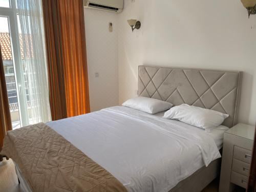 兩臥室公寓陽臺和海濱左側