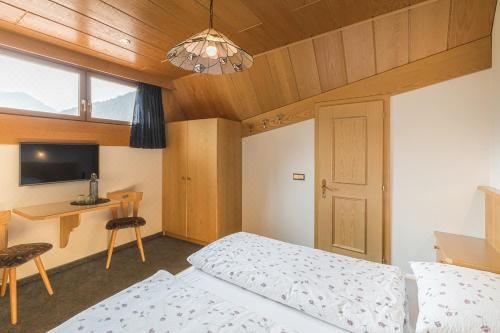 带山景的双人间