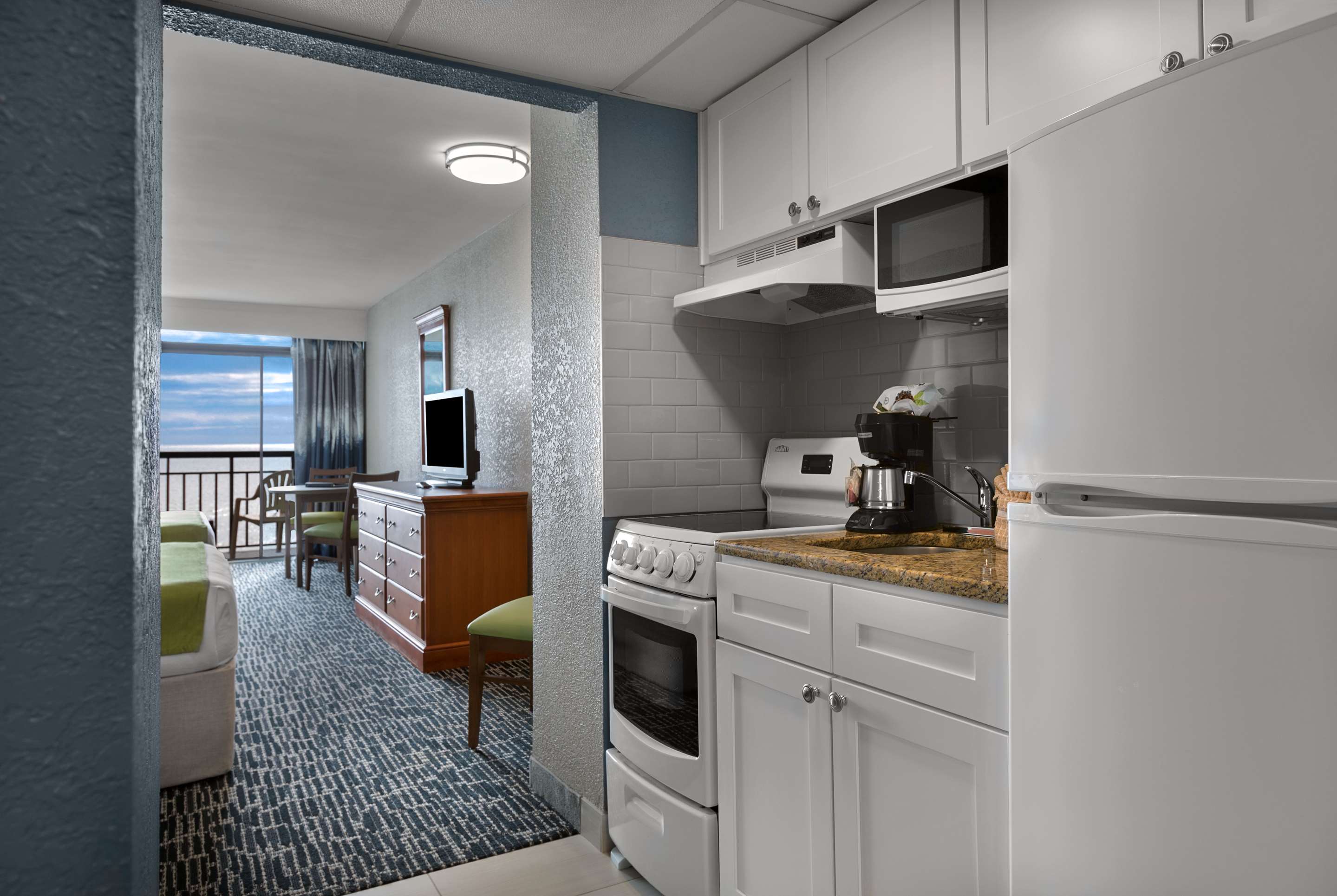 2张大床，无烟，北楼，阳台，海滨，小厨房，桌子和椅子