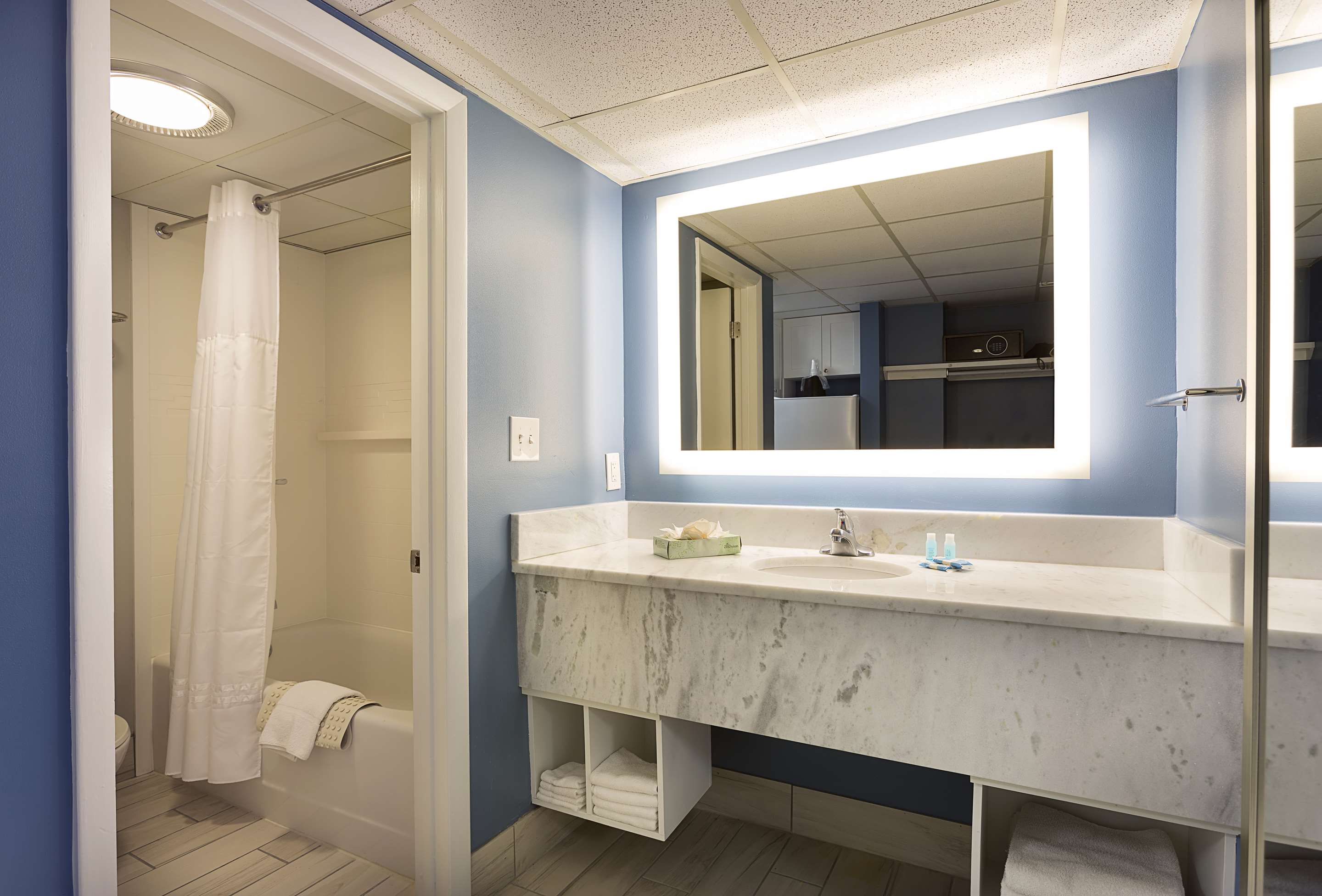 2张大床， 无烟房， 南楼， 带阳台， 局部海景， 带小厨房的， 桌子和椅子