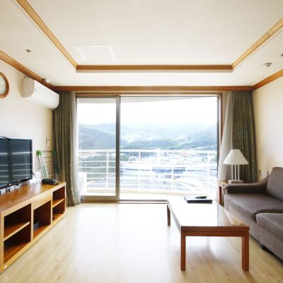 Family Room : 20000 KRW Surcharge (per night) for Slope view
