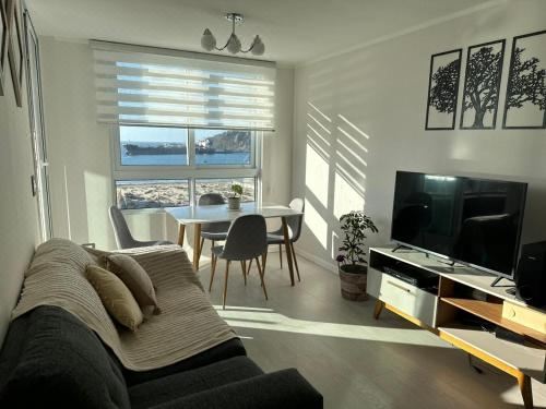 带阳台和海景的两卧室公寓