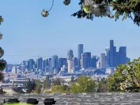 Safe neighborhood. Minutes to freeways, Downtown, and Airport. ベリアンのホテル
