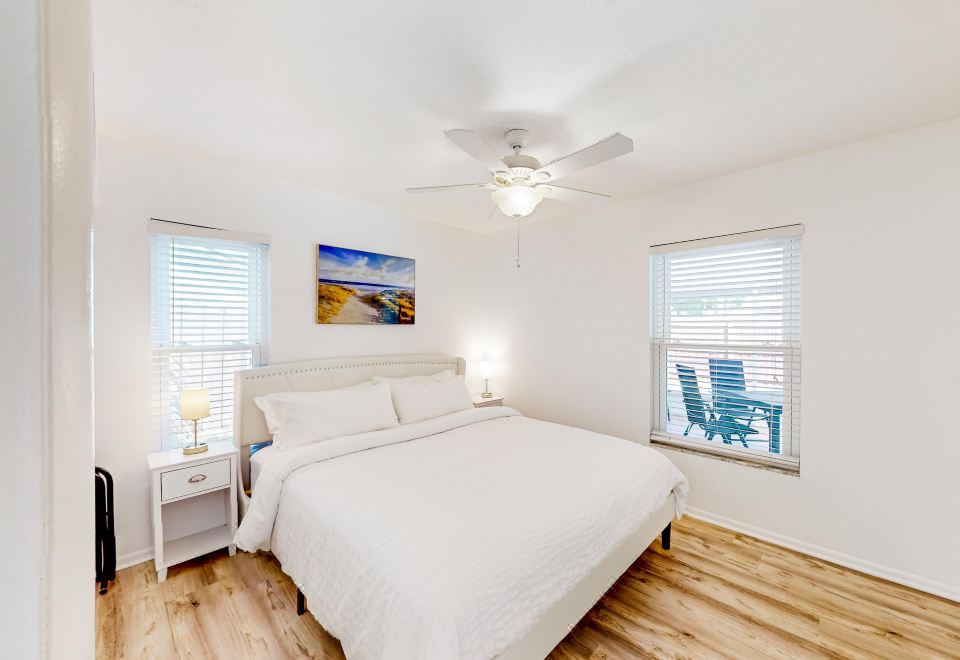 带泳池、露台、庭院和壁炉的海岸家庭