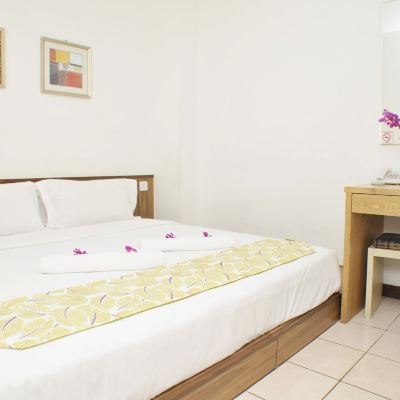 Check-In Room Queen Without Window Kupon Promenade Service Apartments