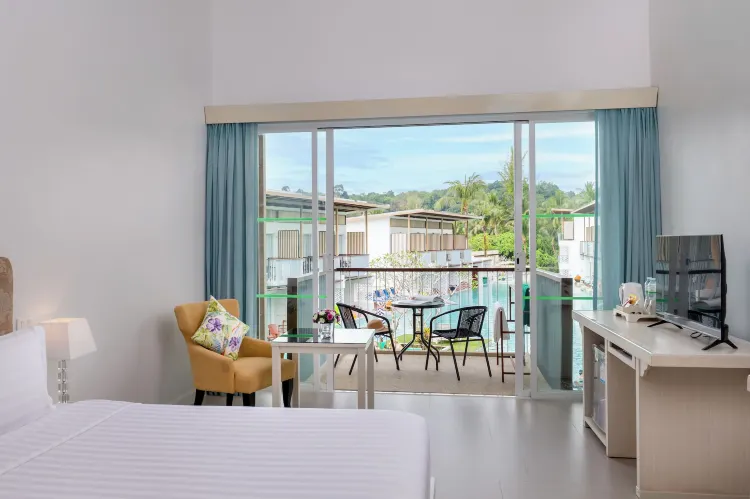 ห้องดีลักซ์พร้อมวิวสระน้ำ